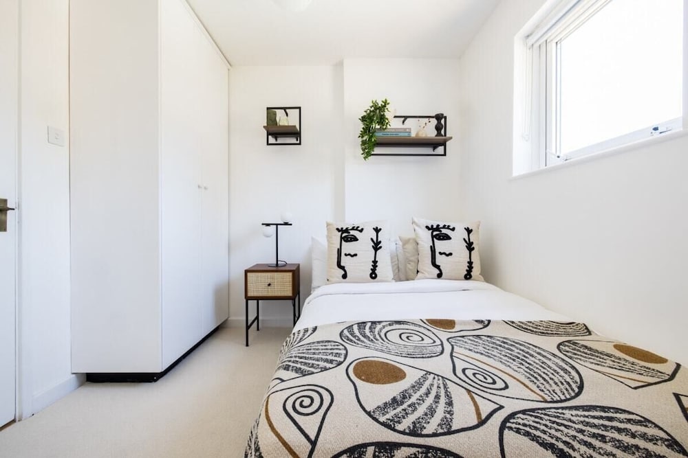 Фото The Shadwell Secret - Contemporary 4bdr House