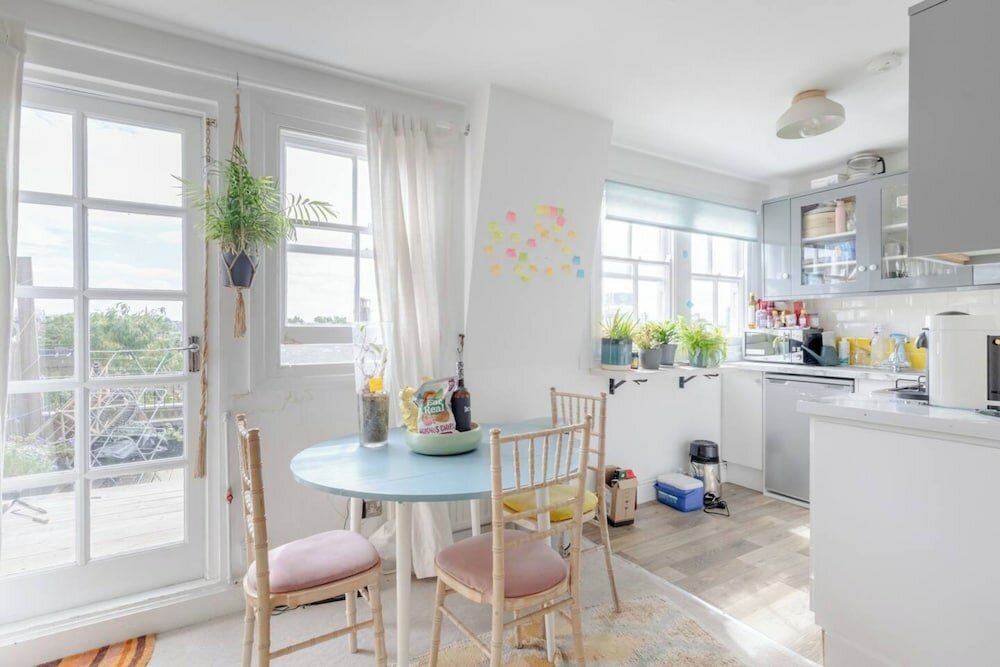 Фото Top Floor 1bd Flat With Balcony - Ladbroke Grove