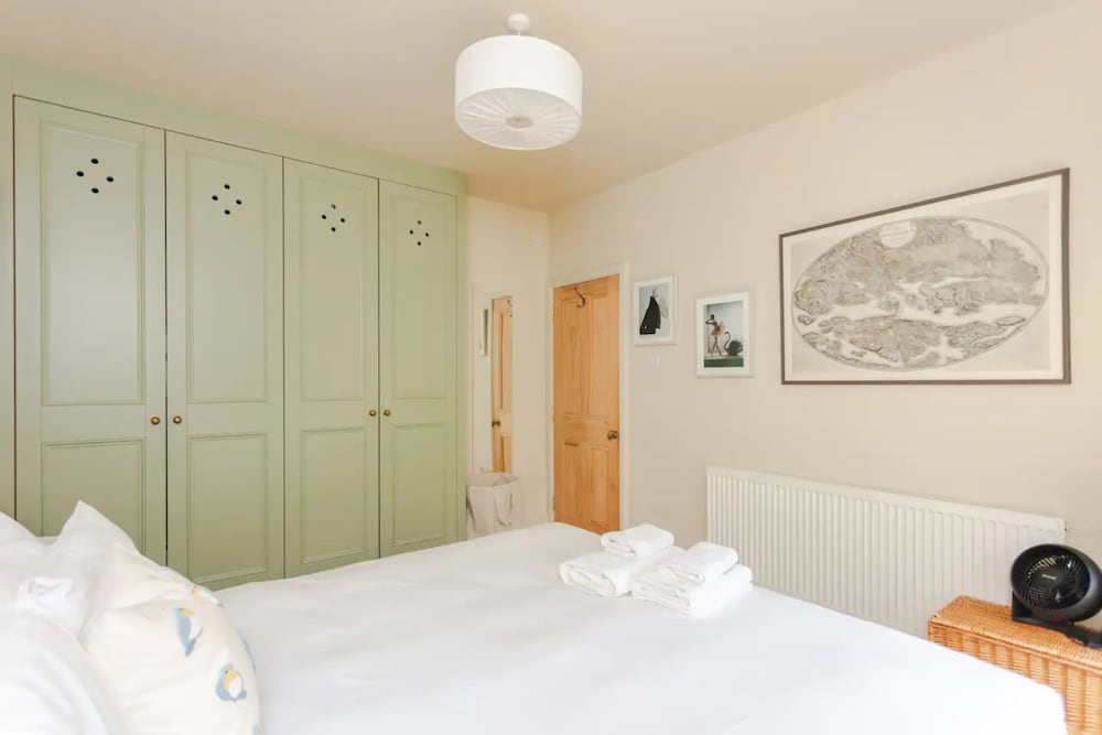 Фото Chic 1 Bedroom Apartment in Zone 1 With Views Gherkin