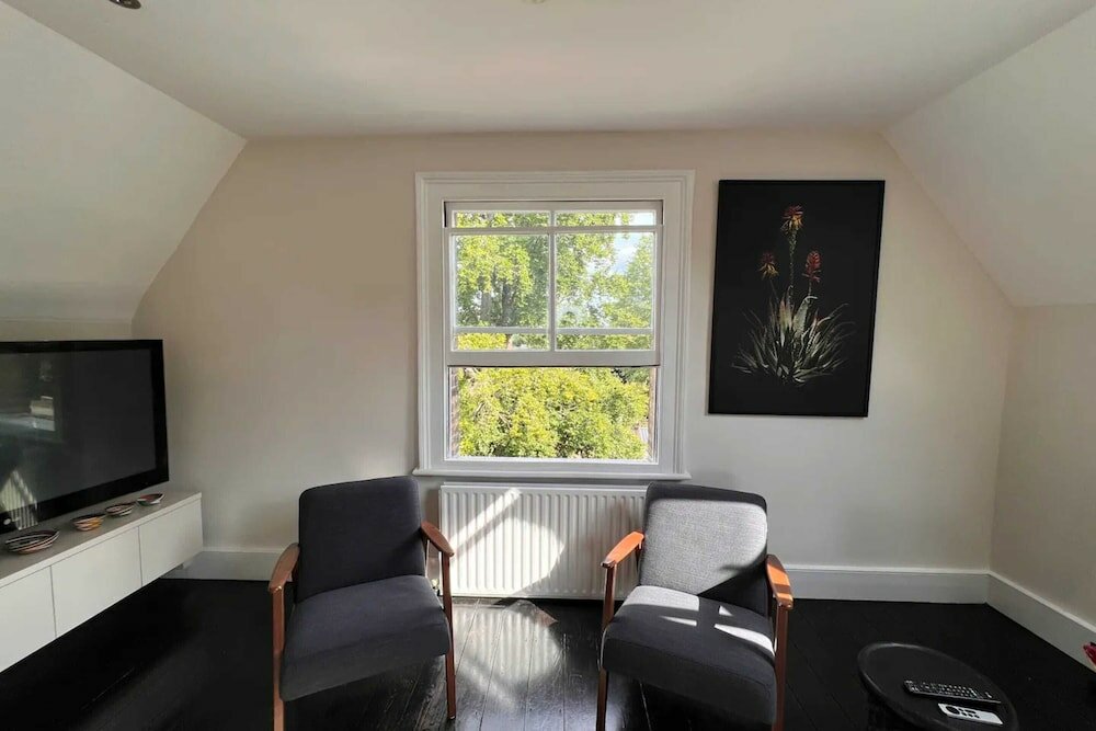 Фото Stylish 1 Bedroom Top Floor Apartment in Highgate