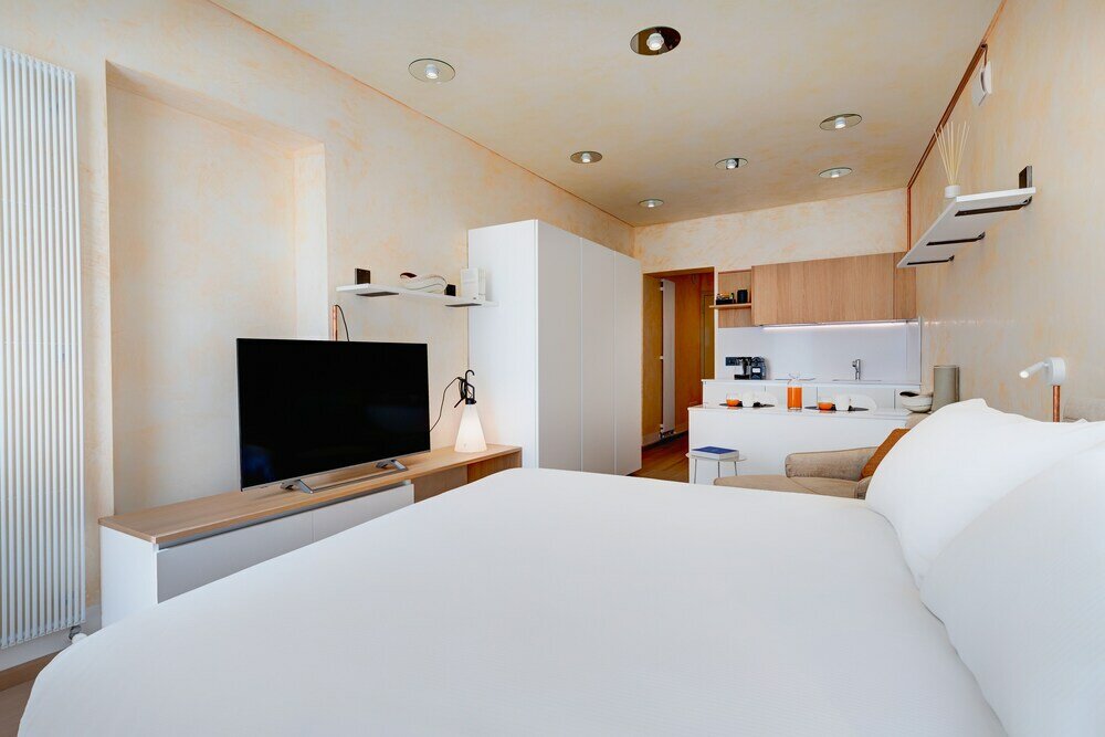 Фото 1881 Luxury Suites