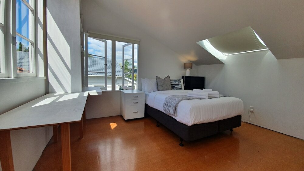 Фото Bright and Modern Oasis in Kingsland