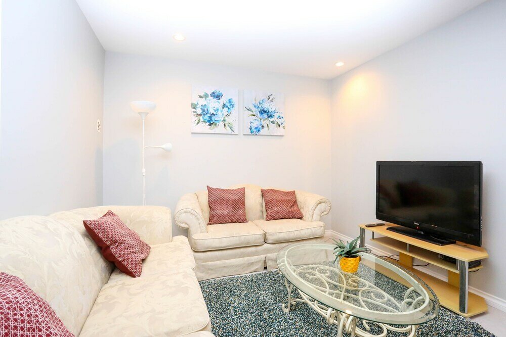 Фото Family Home-Metrotown by Elevate Rooms