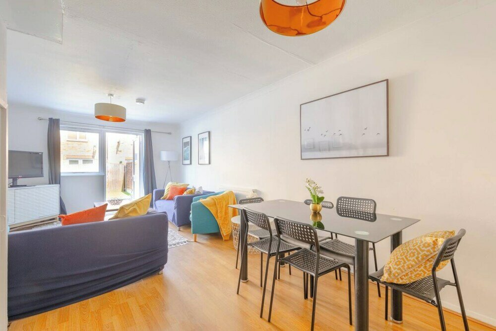 Фото Lovely 4 Bed House w Garden, 1 Stop to Waterloo