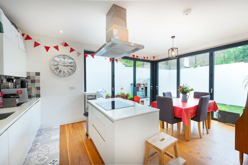 Фото Delightful Family Home With Garden in Balham by Underthedoormat