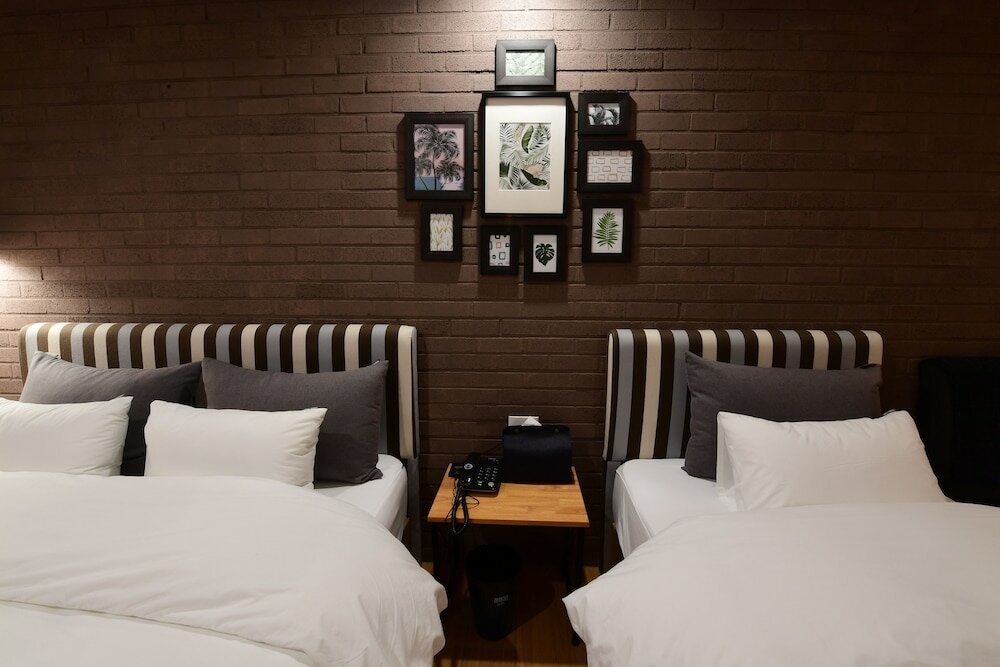 Фото Brown Dot Daeyeon