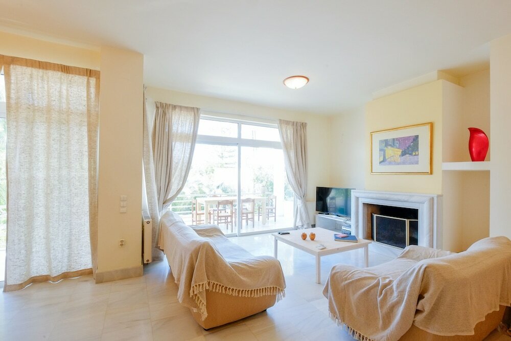 Фото Steps to the beach family Home in Agioi Apostoloi