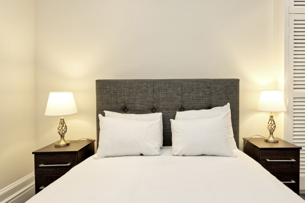 Фото Historic Whitehall Flat in Sw1 by Underthedoormat