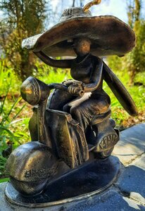 Бронзовая пчёлка выпускник (Autonomous Republic of Crimea, Simferopol, 842-y kvartal), genre sculpture