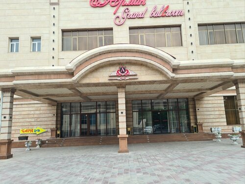 Шапалақпен жетілген әйелмен қатты секс