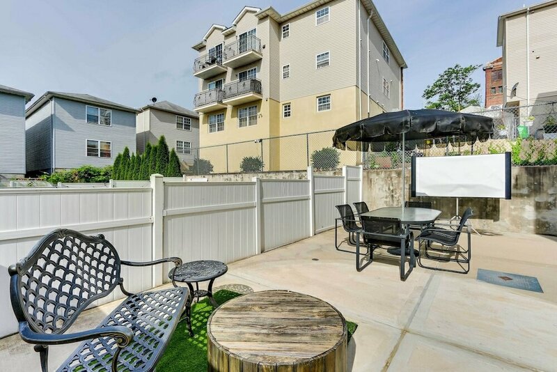 Гостиница Chic Newark Vacation Rental: Patio & Fireplace! в Ньюарке