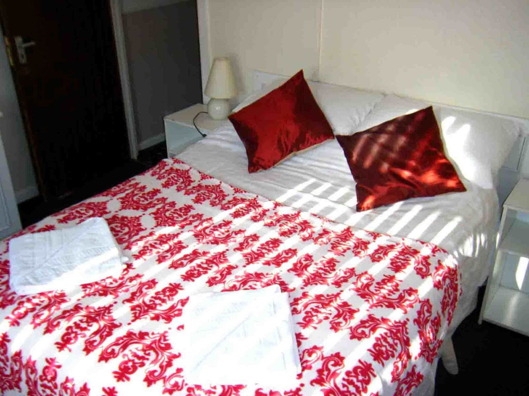 Фото The Feathers Hotel