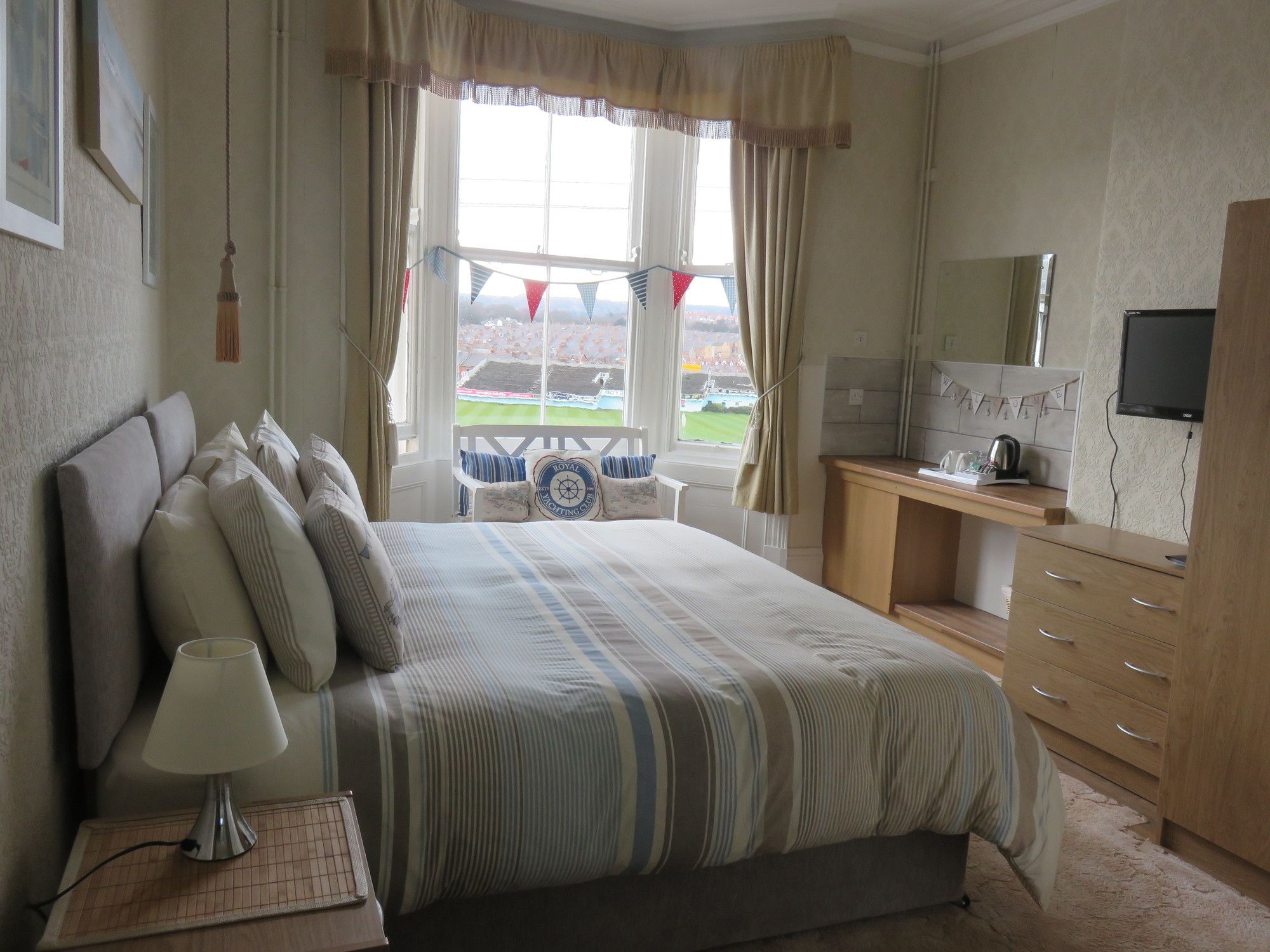 Фото Ainsley Court Guest House