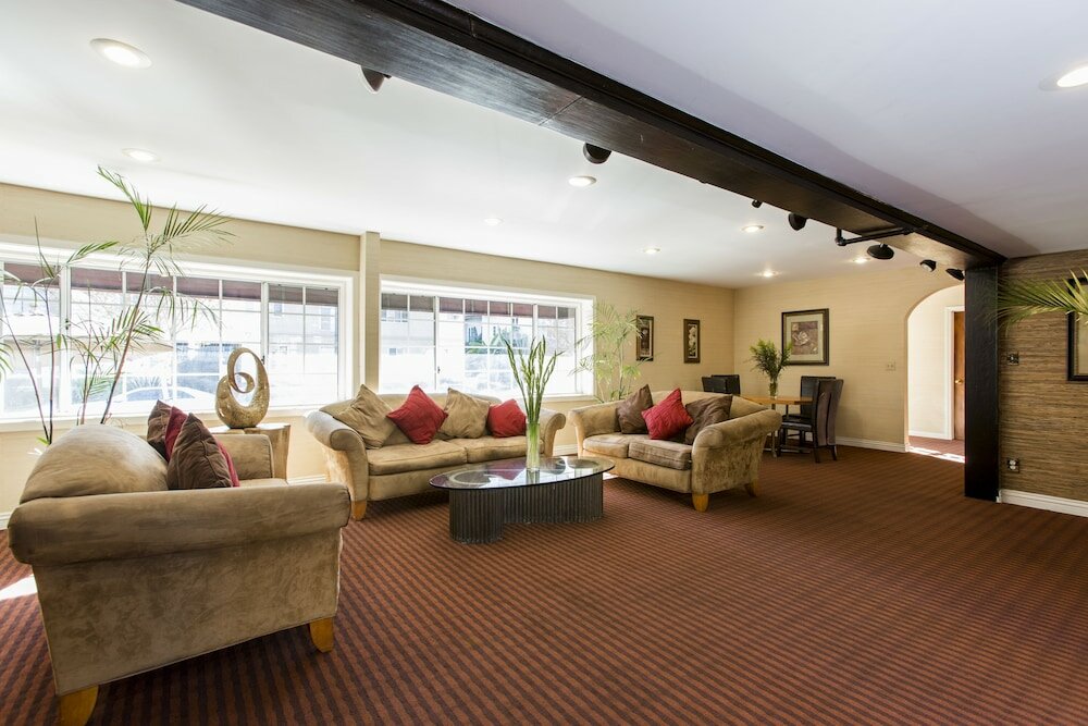 Фото Wilshire Crest Hotel