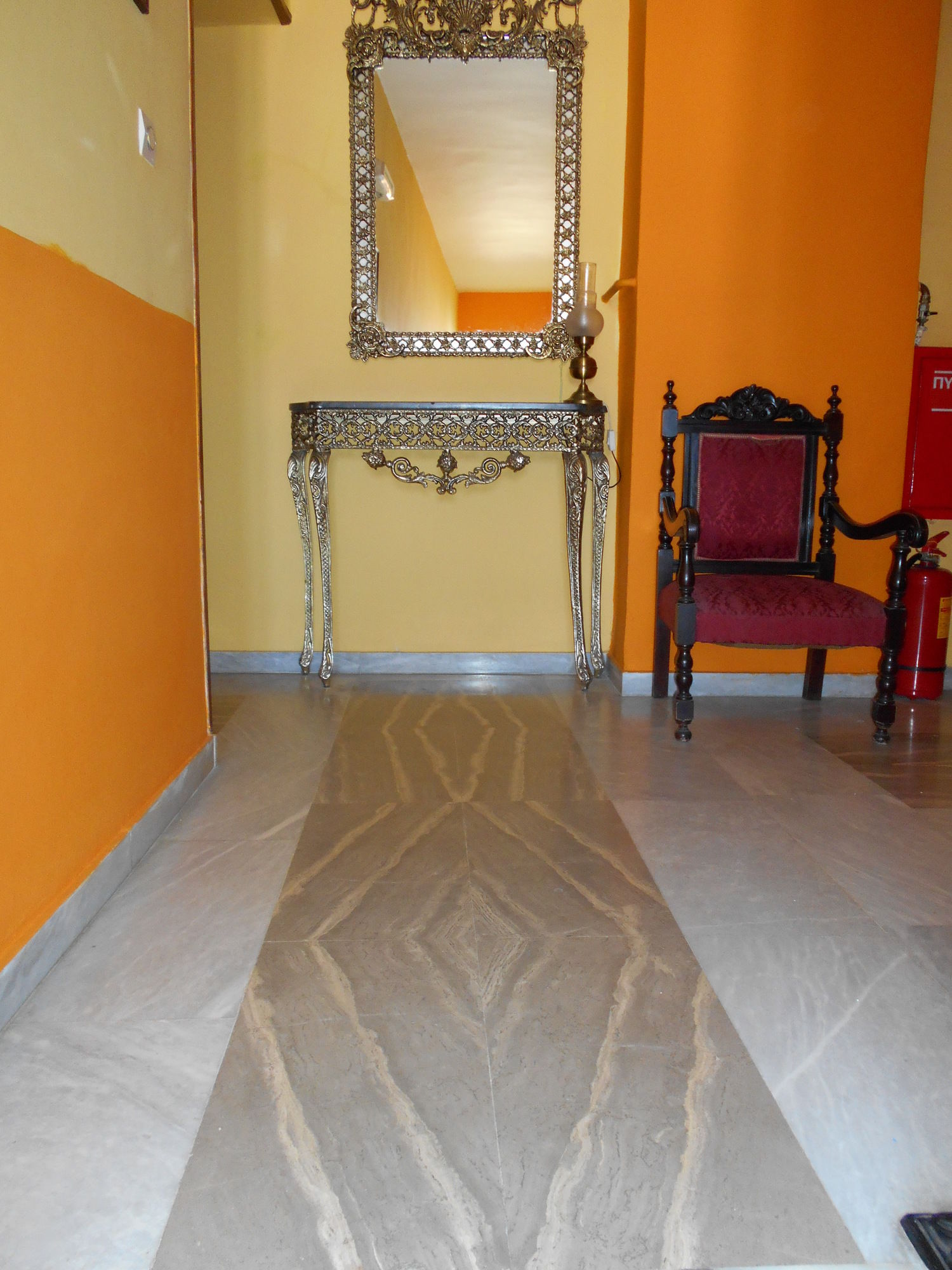 Фото Byron Hotel