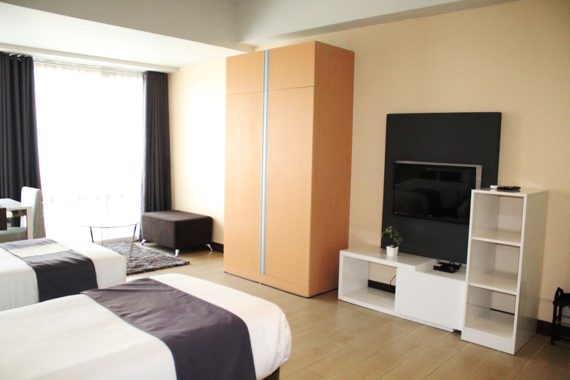 Фото CSuites at Two Central Residences