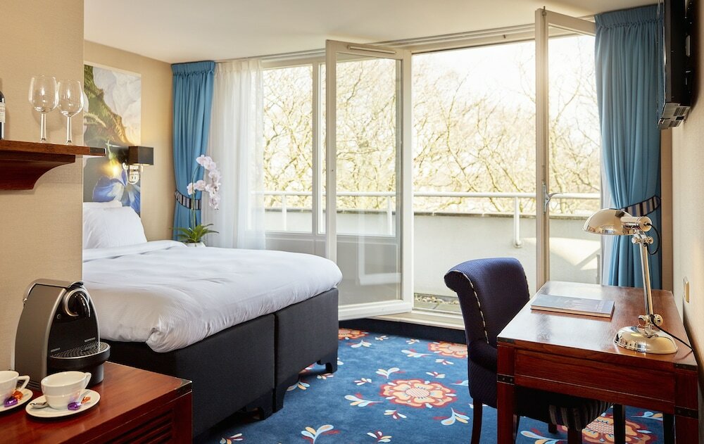 Фото Carlton Ambassador Hotel