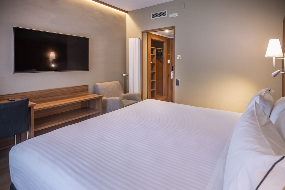 Фото Hotel Ciudad de Castelldefels