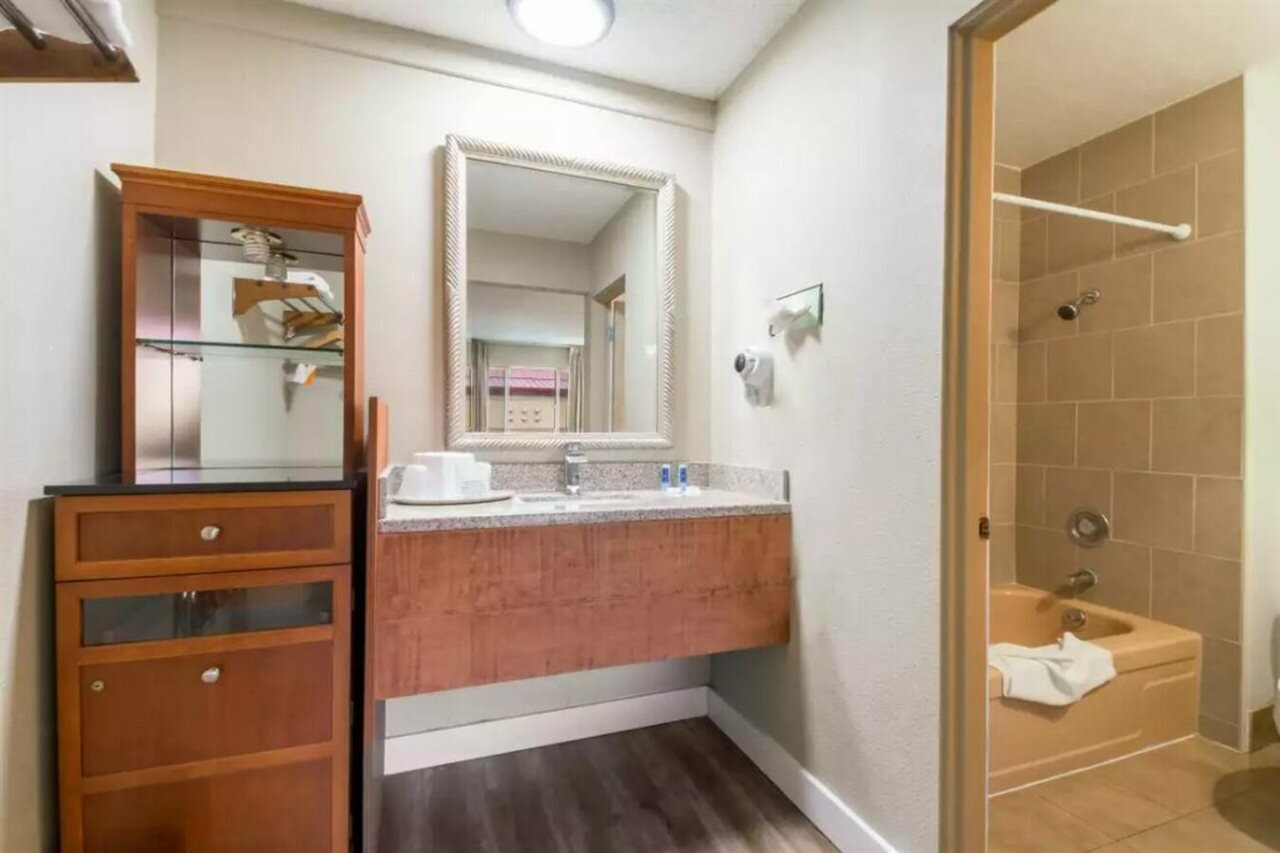 Фото Rodeway Inn Portland Airport Hotel
