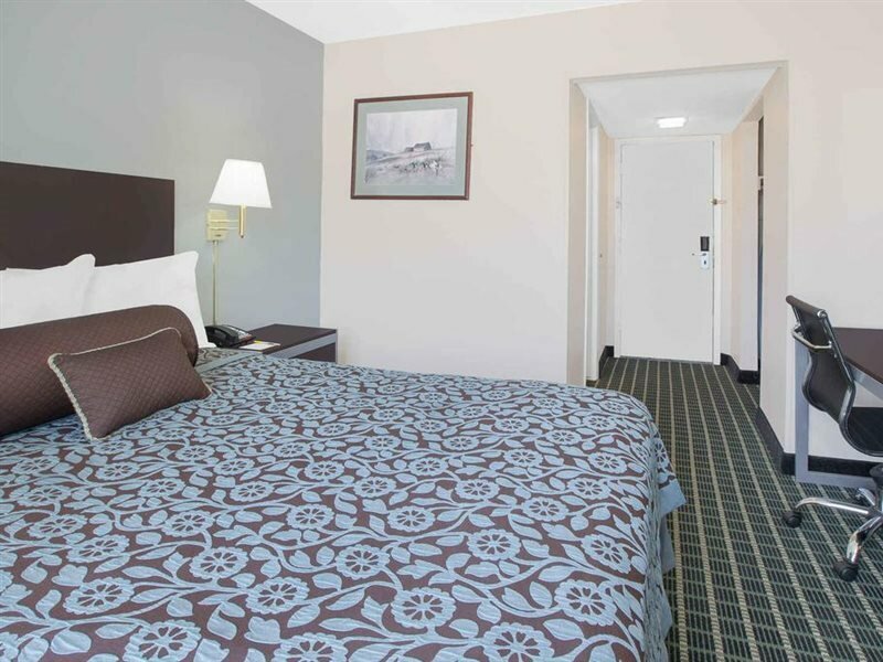 Фото Days Inn by Wyndham Market Center Dallas Love Field