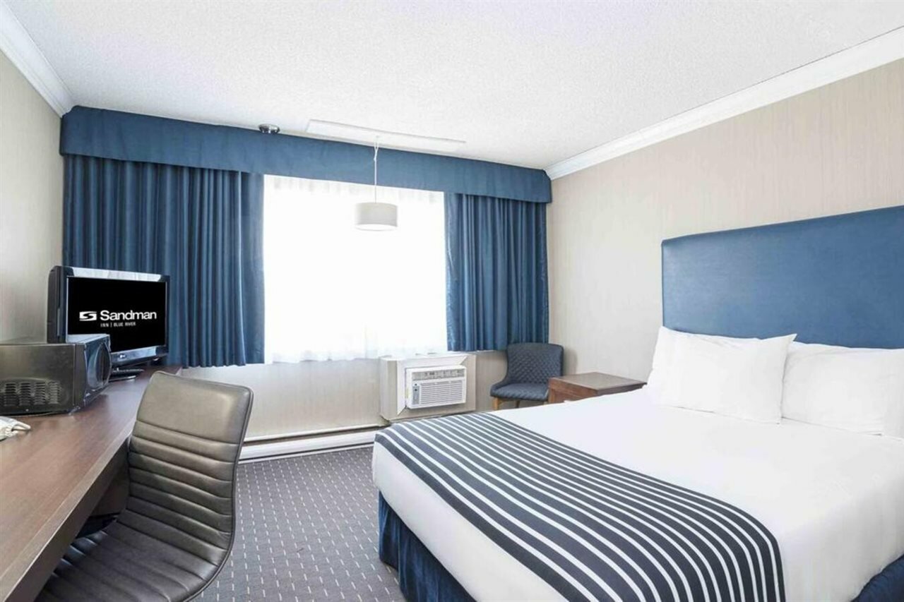 Фото Sandman Inn Blue River