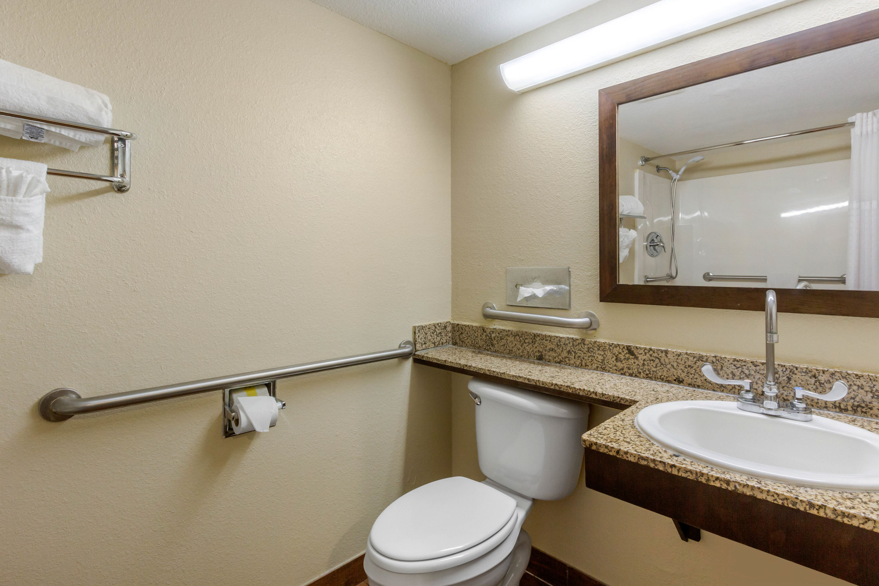 Фото Comfort Suites Tallahassee Downtown