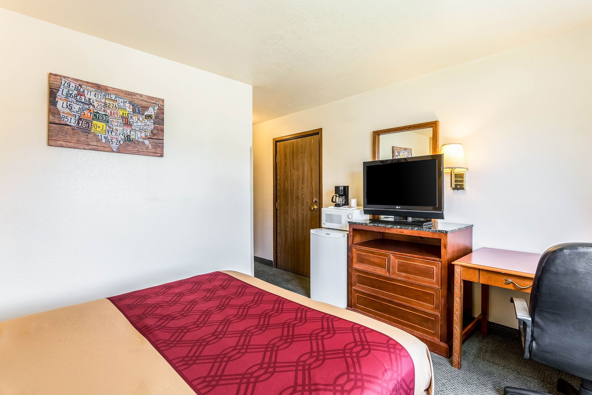 Фото Econo Lodge Inn & Suites