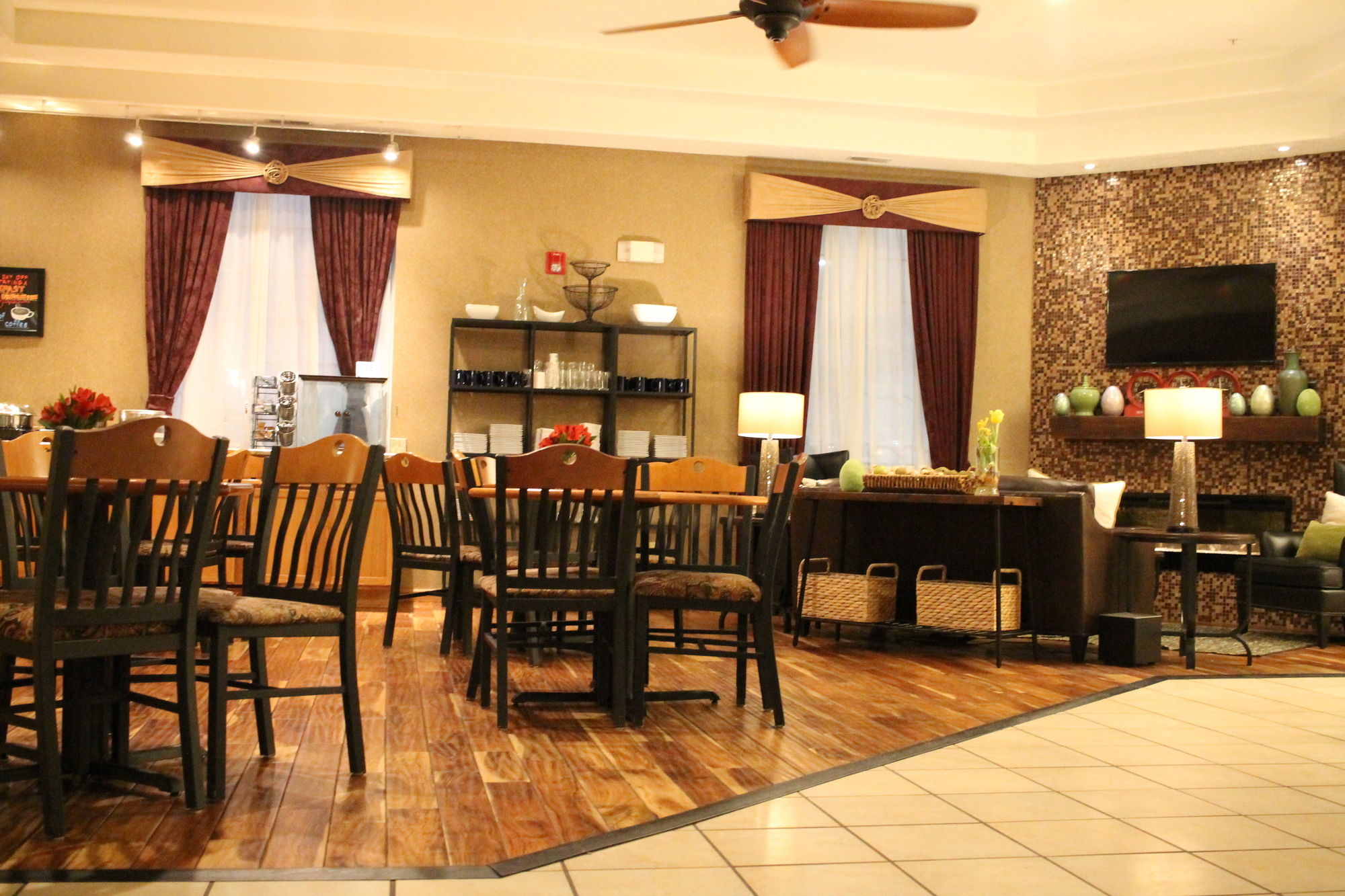 Фото Best Western Plus Des Moines West Inn & Suites