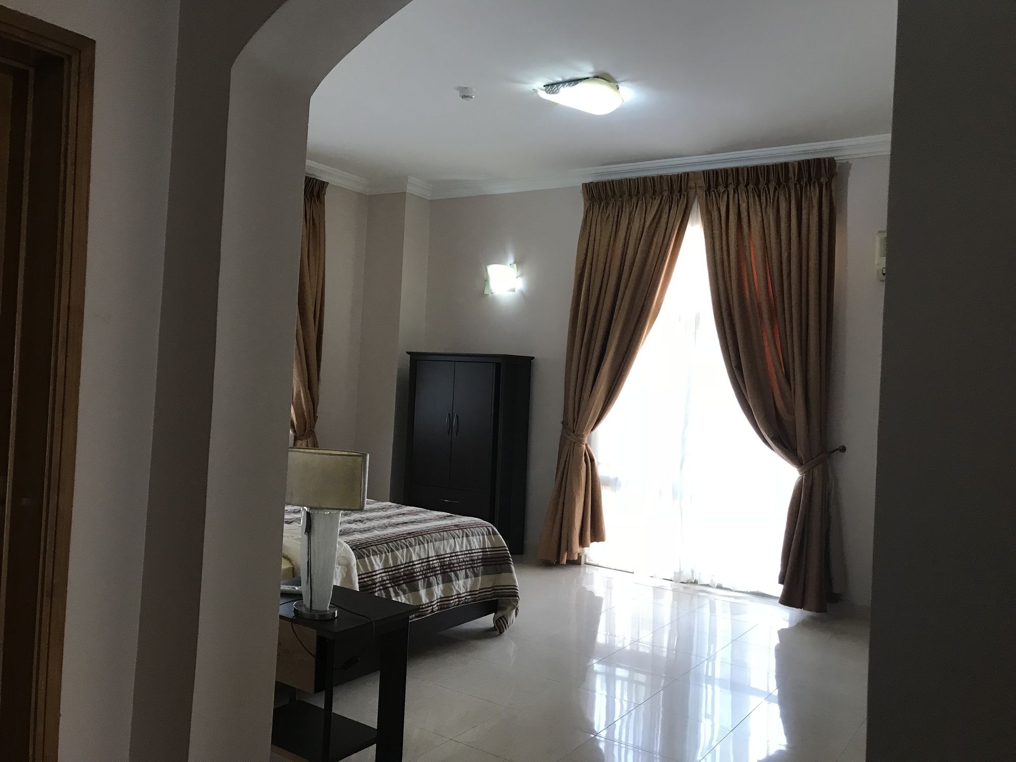 Фото Helena Court Apartments