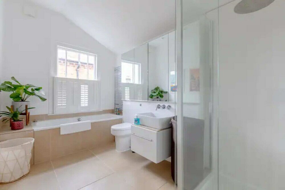 Фото Beautifully Designed 2bd House - by Queen's Park!