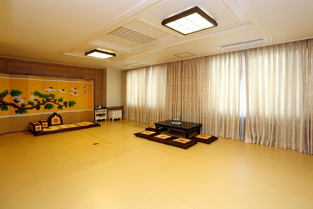 Фото Chuncheon Bears Hotel