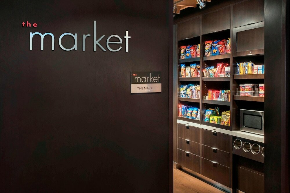 Фото Courtyard by Marriott Newark Liberty International Airport