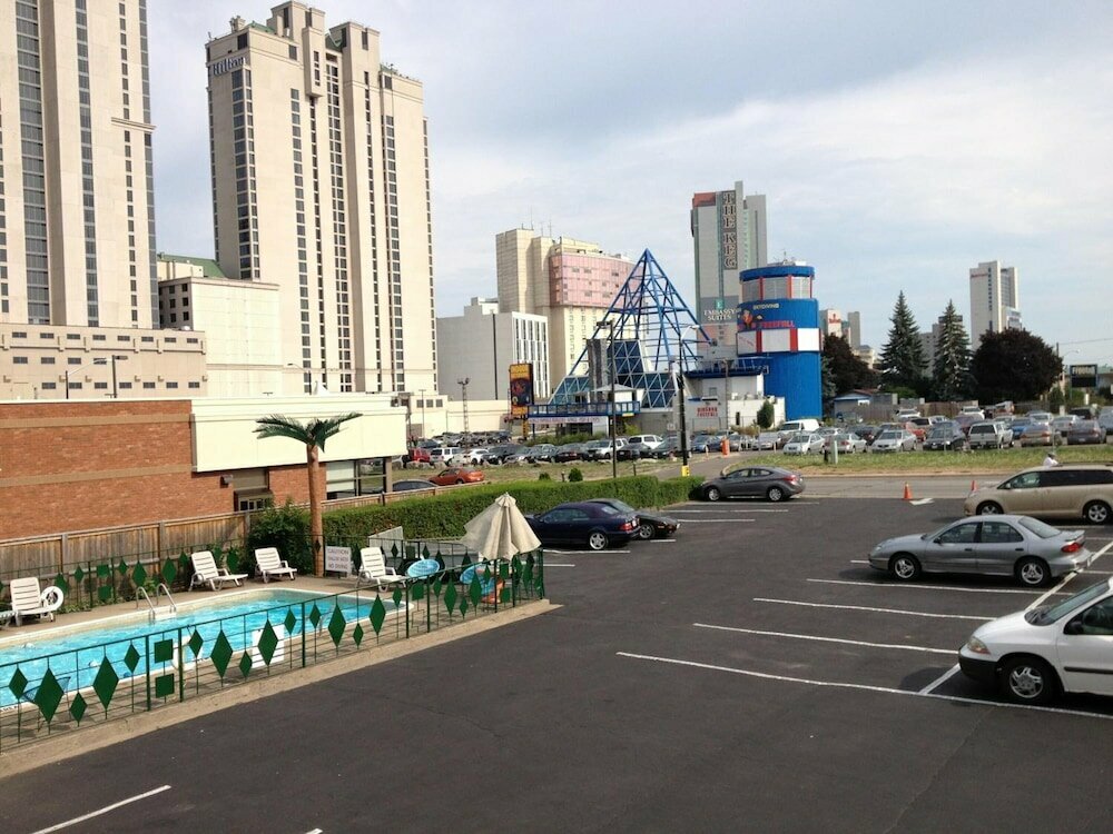 Гостиница Rainbow Motor Inn - by the Falls, Ниагара‑Фолс, фото