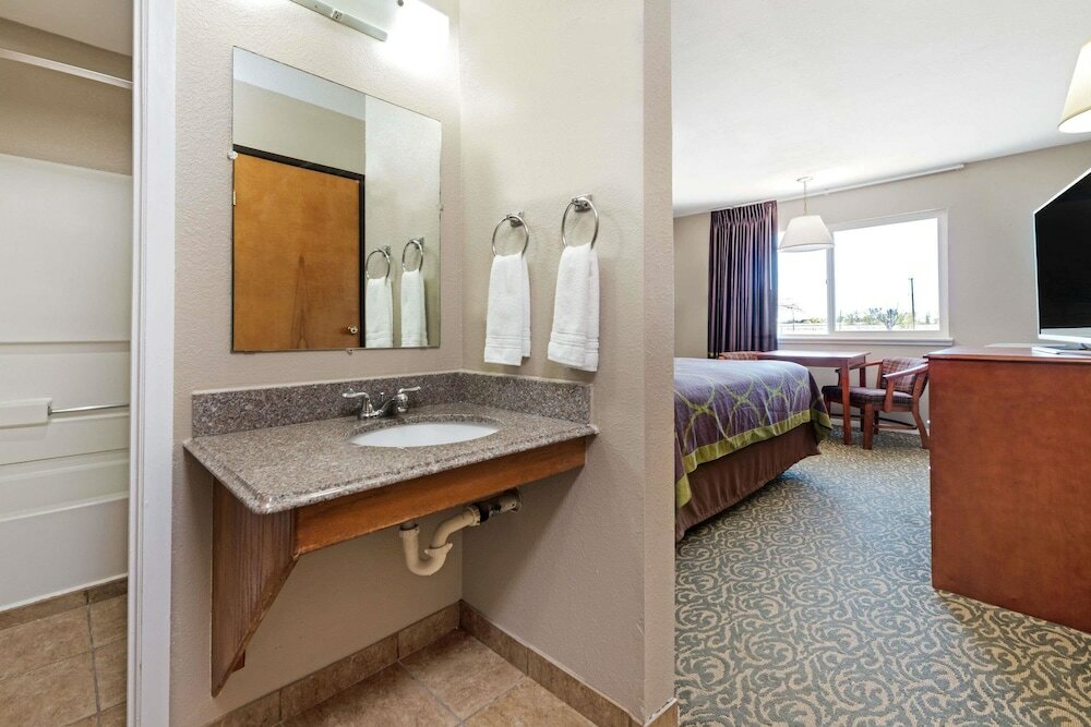 Фото Super 8 by Wyndham Clayton