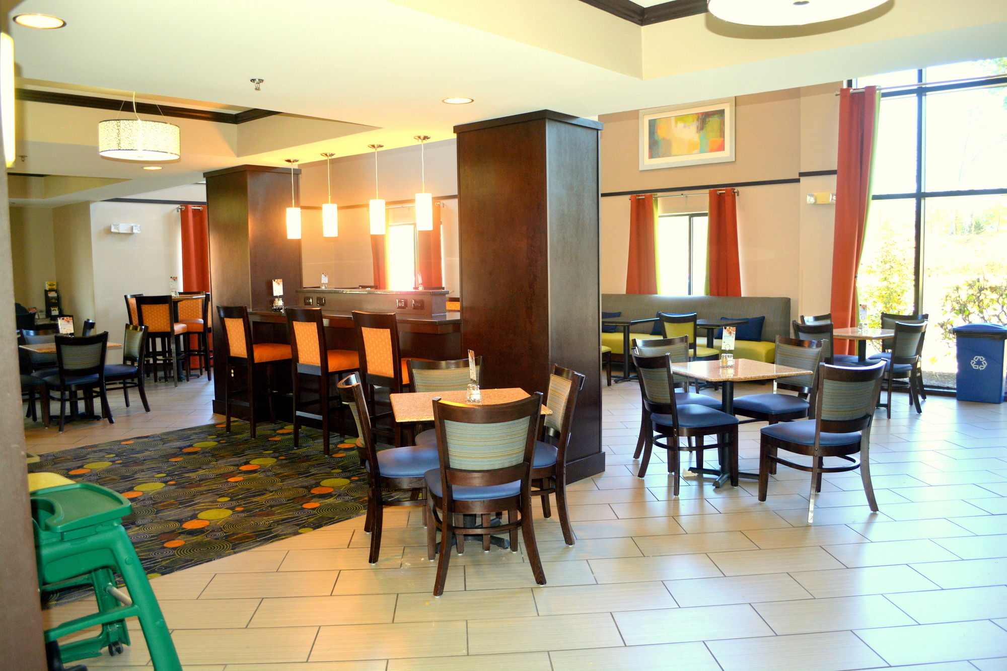 Фото Holiday Inn Express & Suites Raleigh North - Wake Forest, an Ihg Hotel
