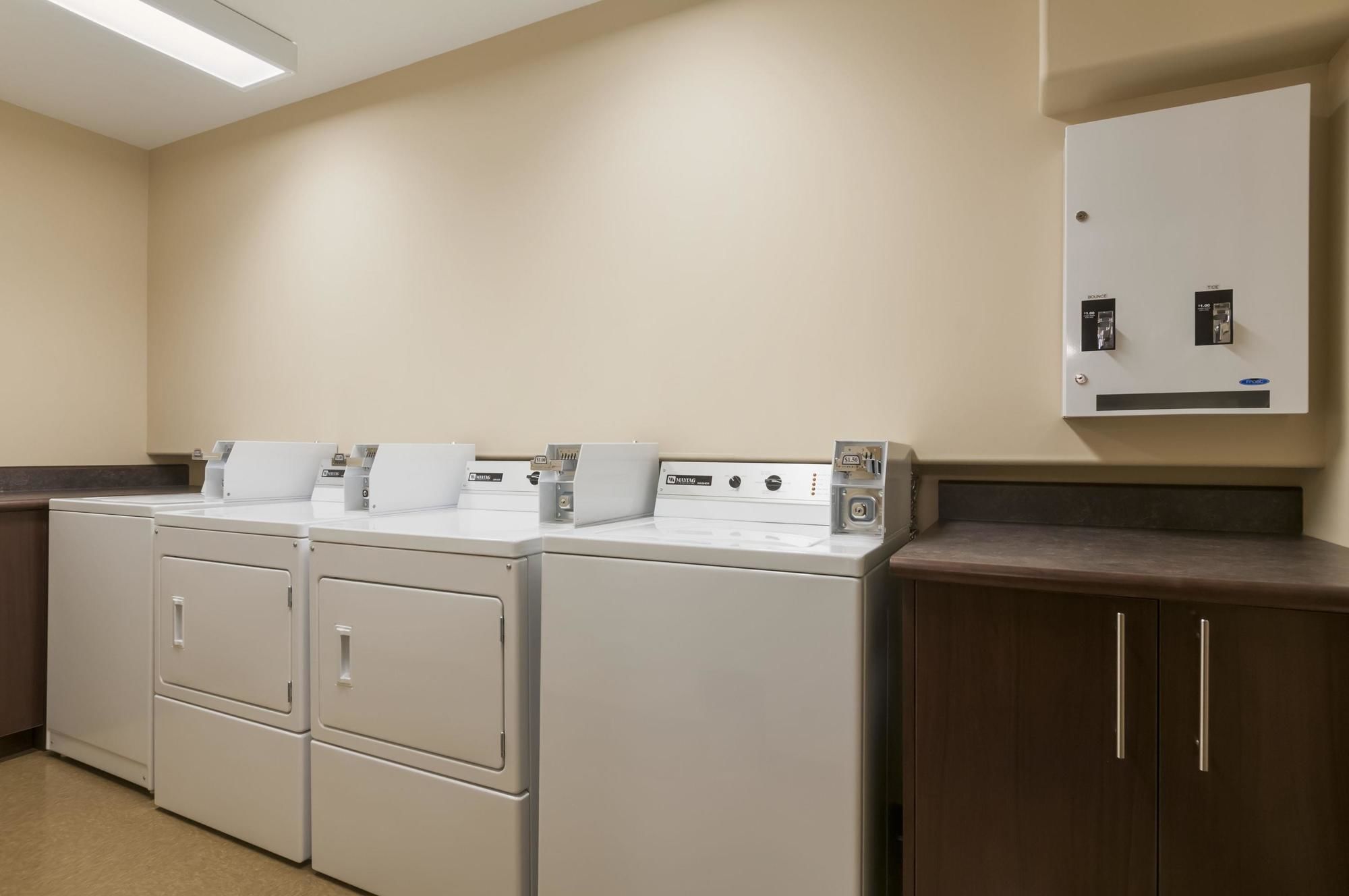 Фото Days Inn & Suites by Wyndham Brandon