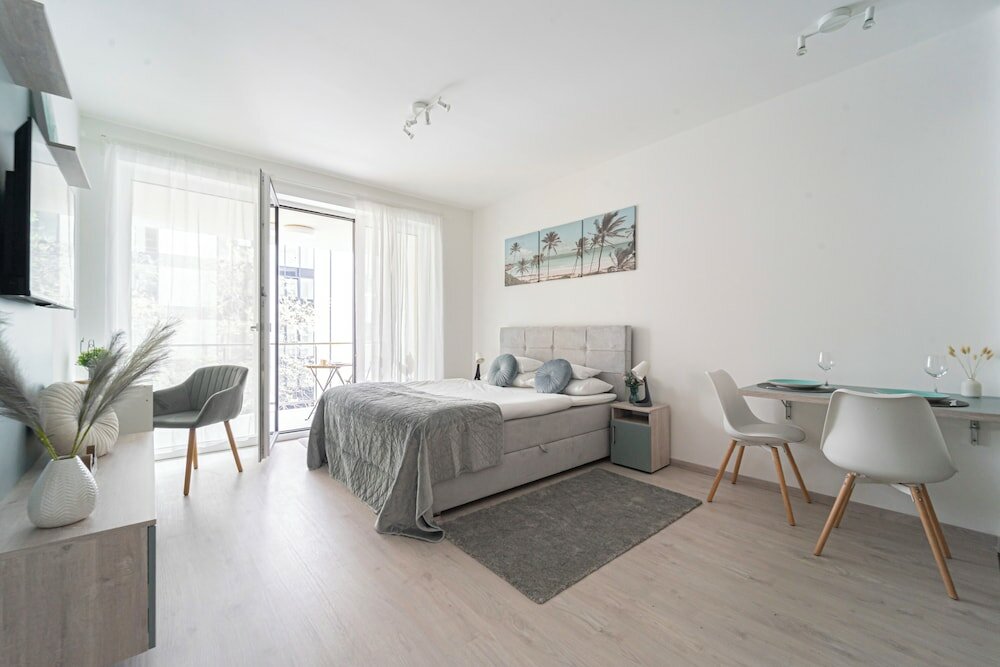 Фото WestSide Garden Apartments by Urbanrent