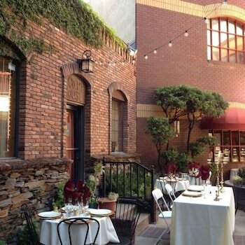 Фото Historic Cary House Hotel