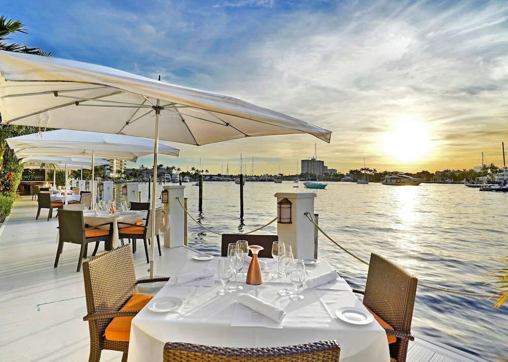 Фото The Pillars Hotel & Club