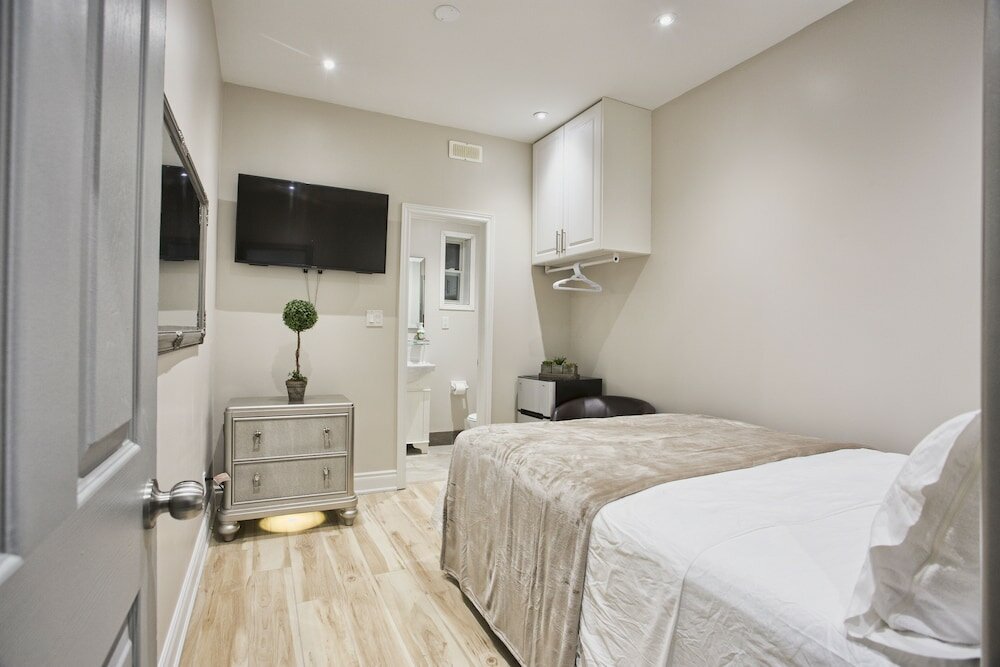 Фото Toronto Rooms and Suites