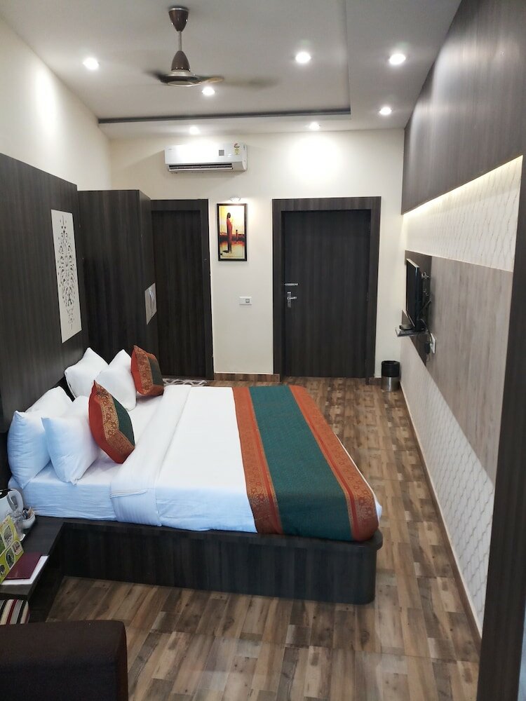 Фото Dwivedi Hotels Sri Omkar Palace