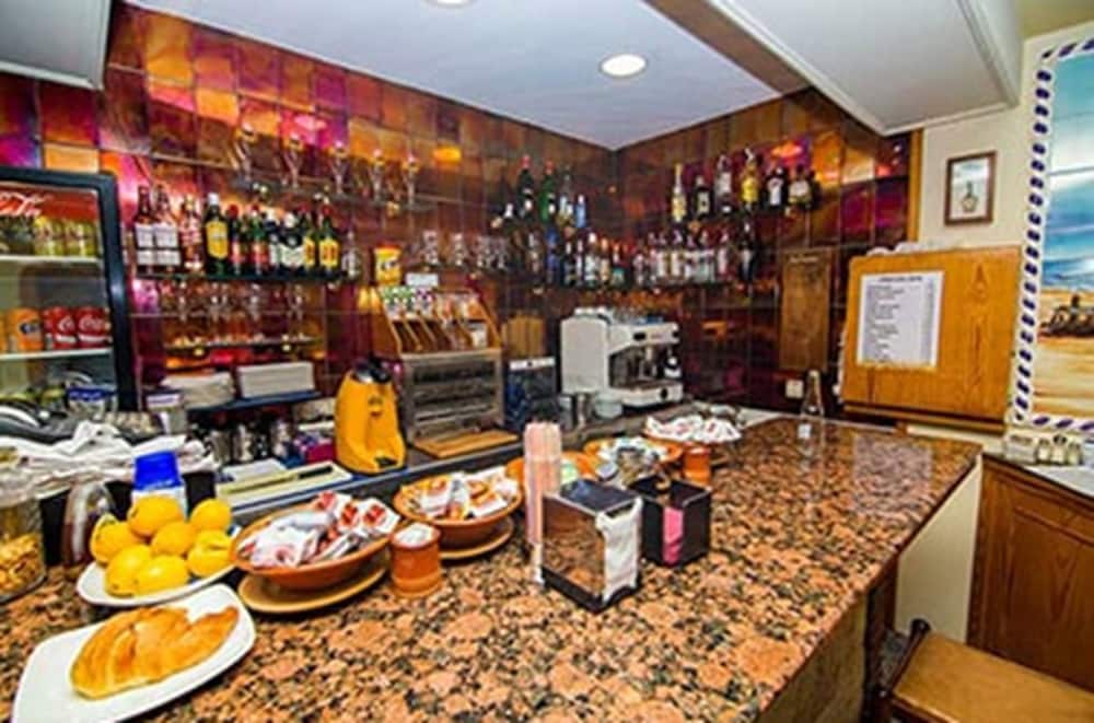 Фото Hostal Los Corchos