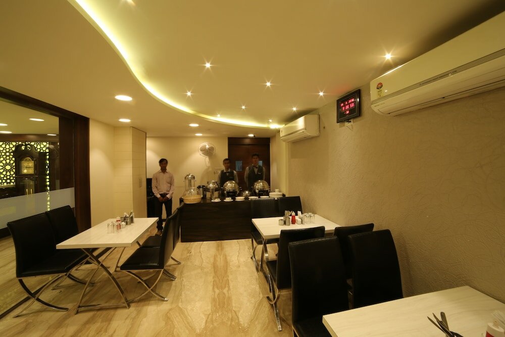 Фото Hotel Grandpragati