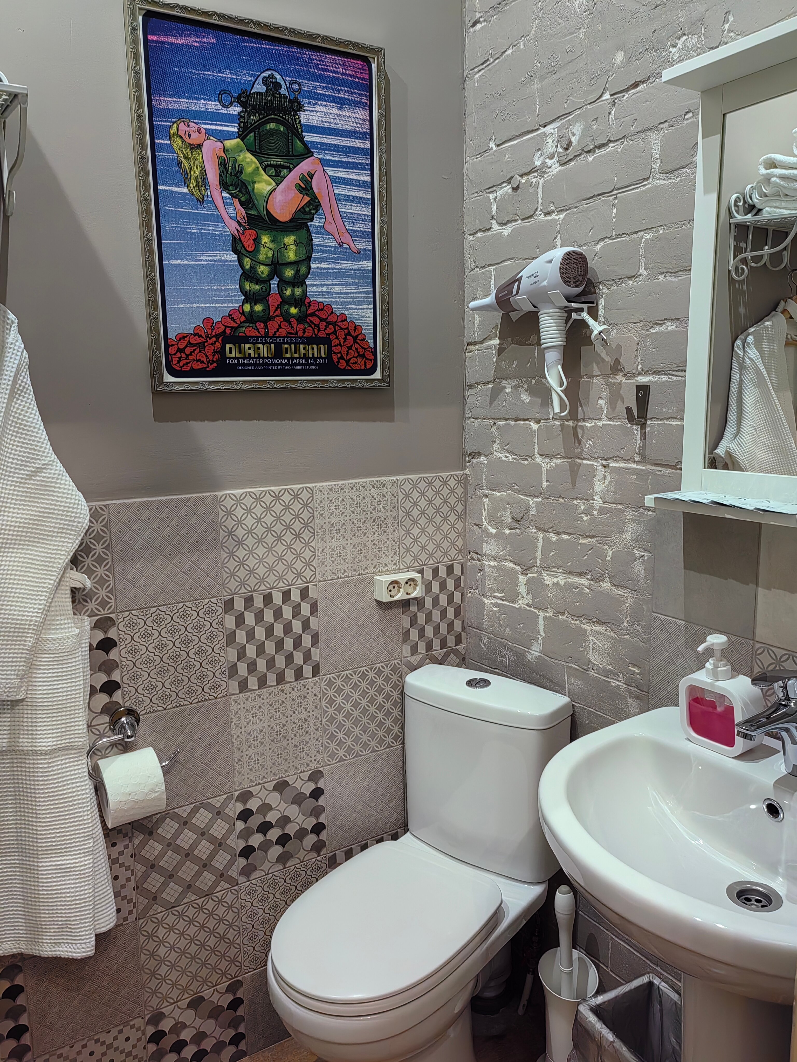 Фото Brick Walls Hotel