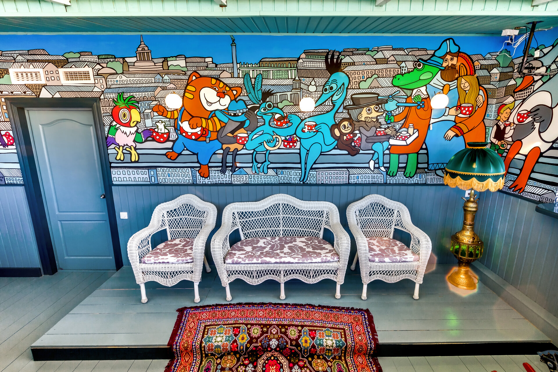 Фото Друзья у Дома Книги