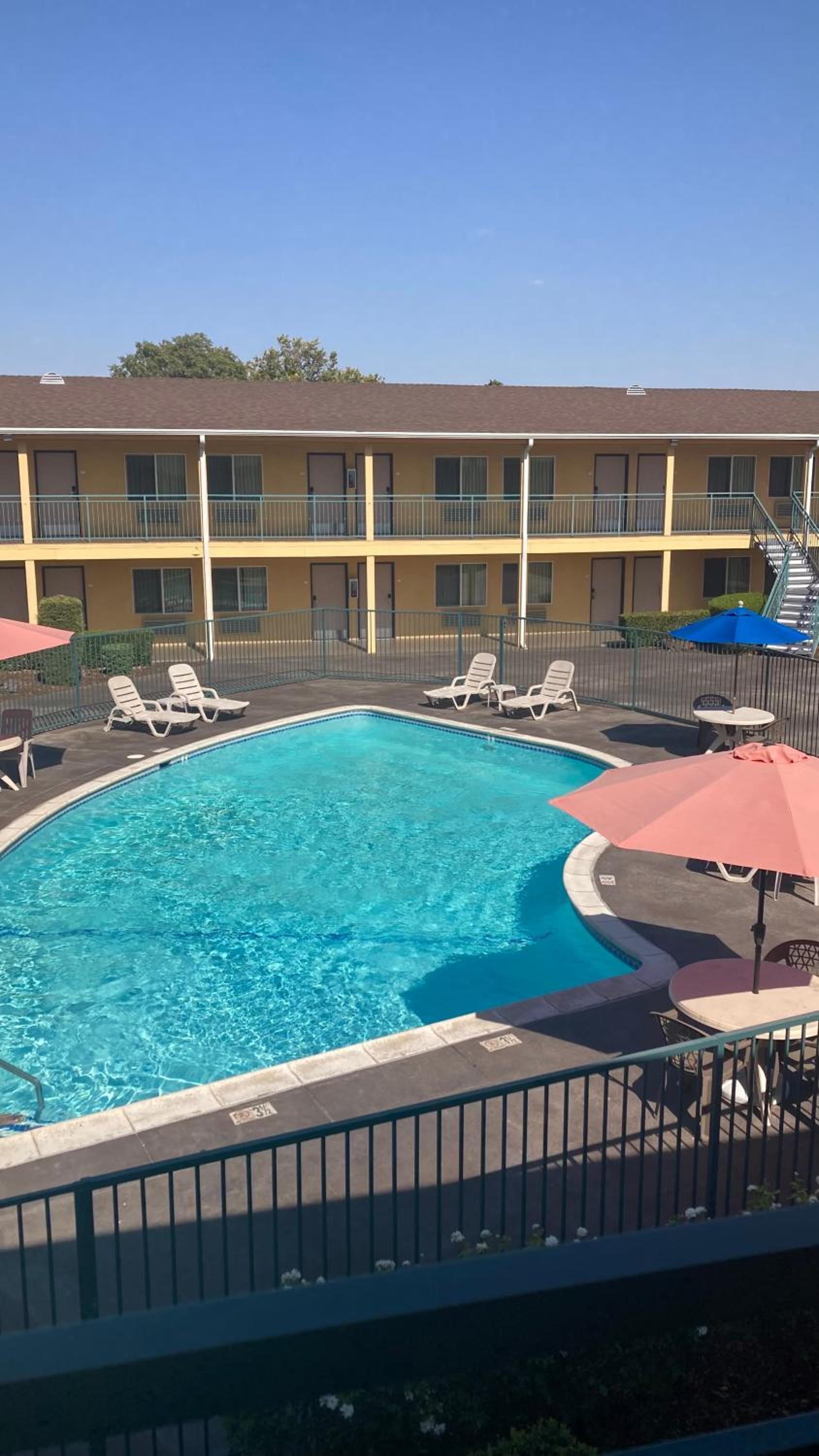 Фото Quality Inn & Suites near Downtown Bakersfield