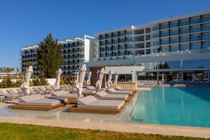 отель Chrysomare Beach Hotel and Resort