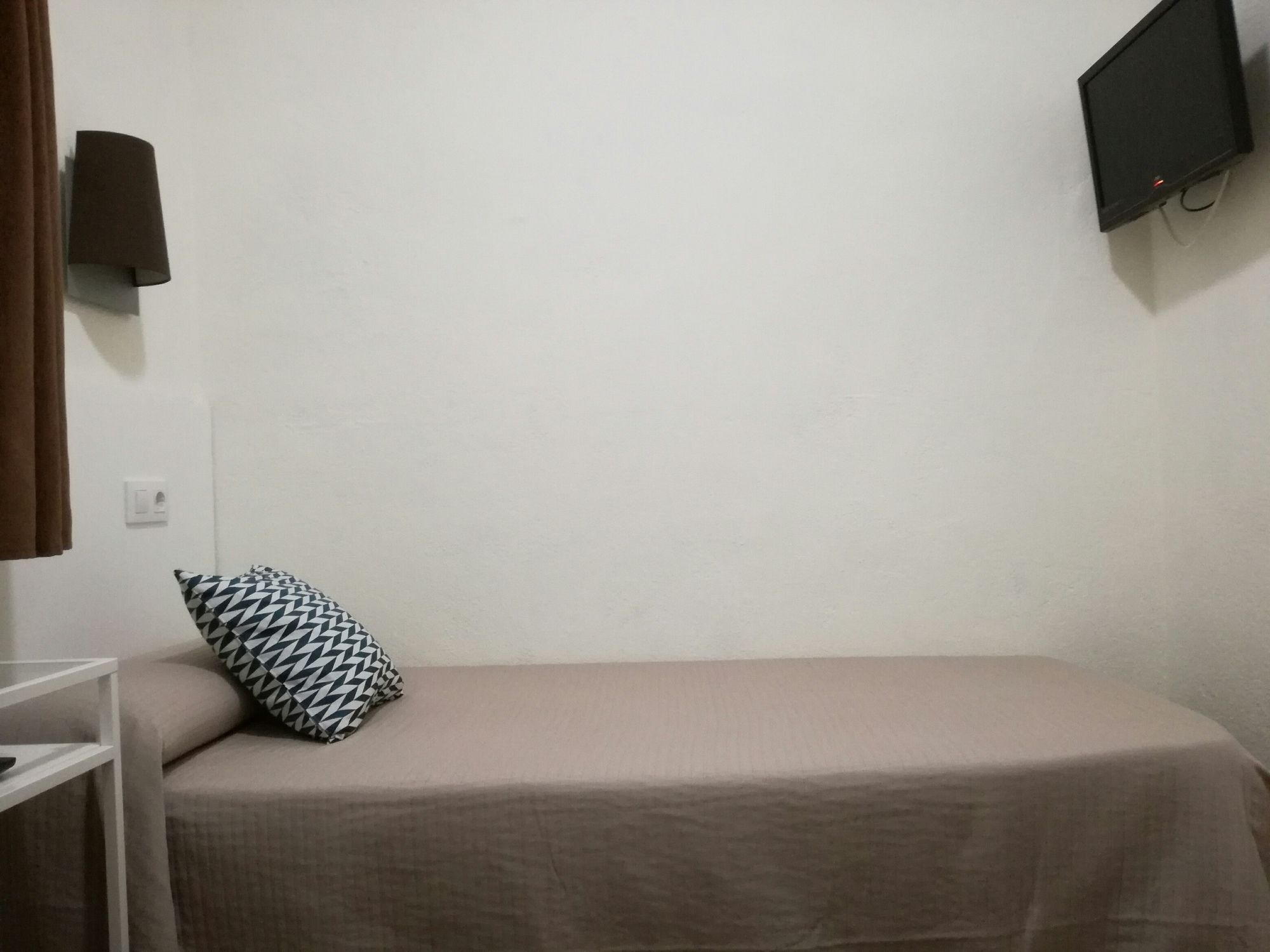 Фото Hostal Lesseps