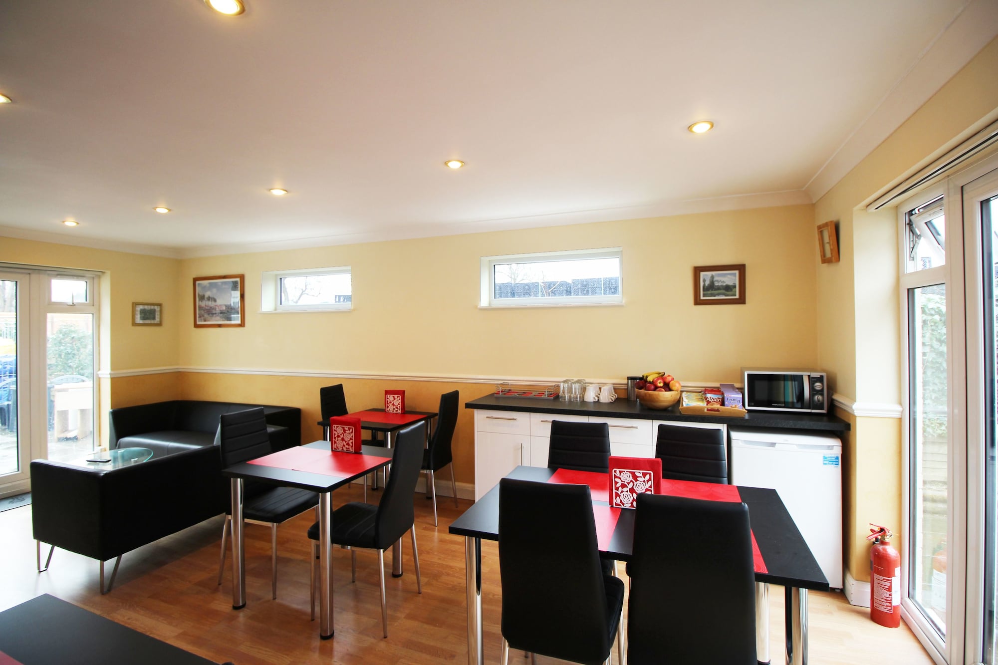 Фото Flexistay Ambers Gatwick Aparthotel