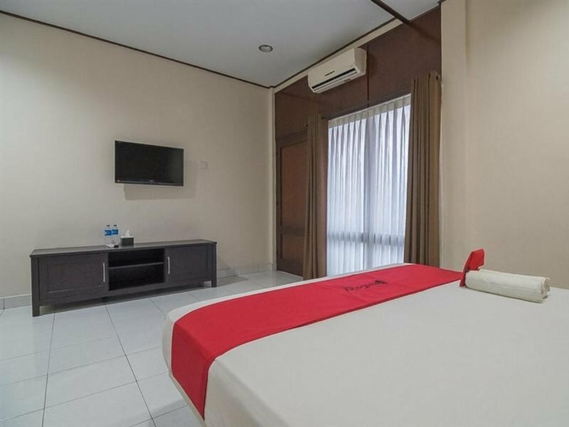 Фото RedDoorz plus near Museum Geologi Bandung